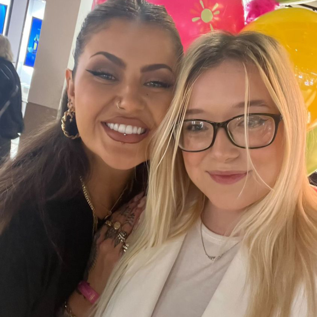 Student Amy Meets JAMIE GENEVIEVE At HBeauty Carnival GlamCandy